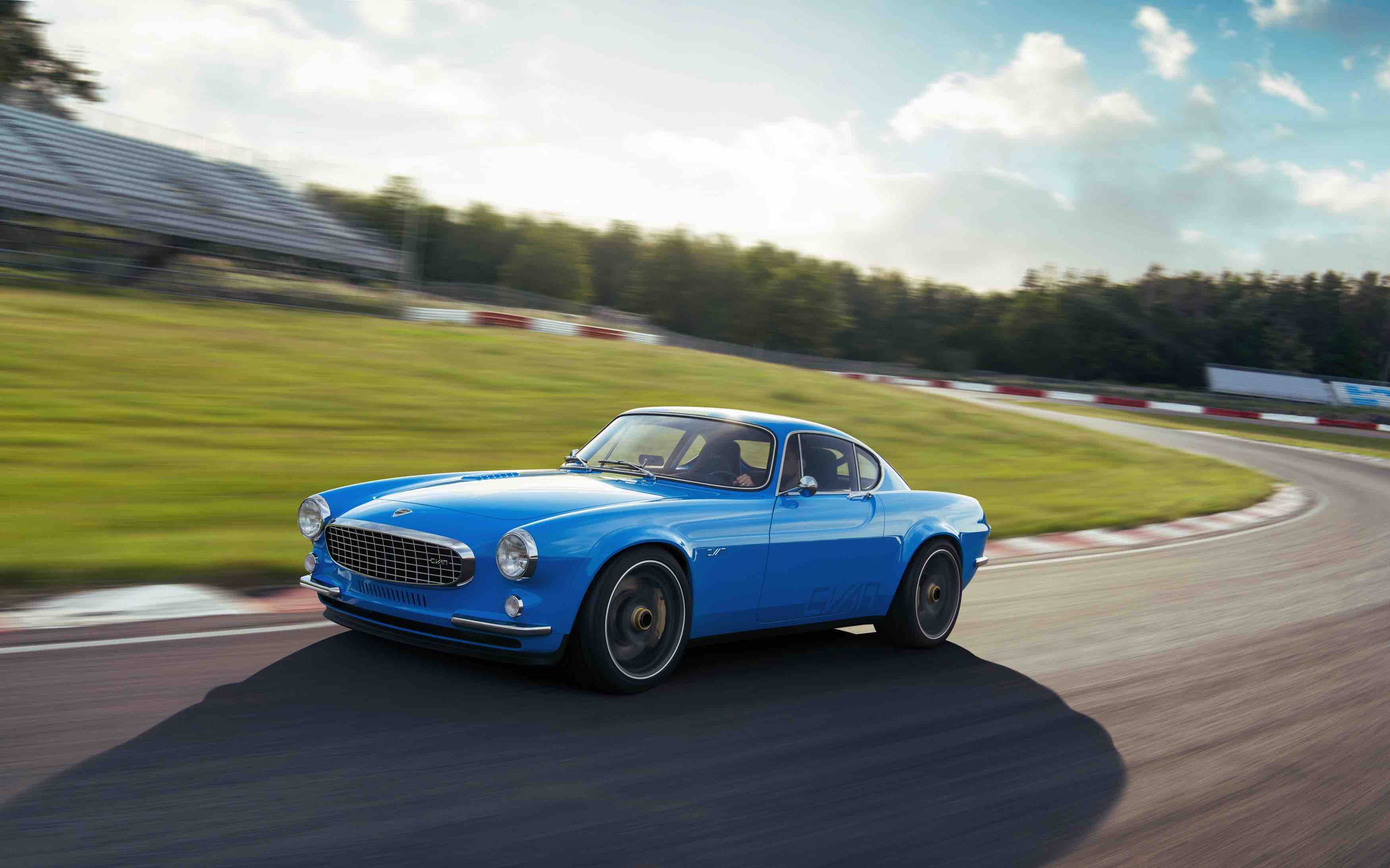 VolvoP1800 Cyan racing around a track